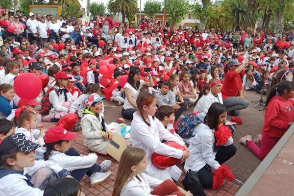 Nueva Palmira vivió la «Caminata Escolar del Corazón»